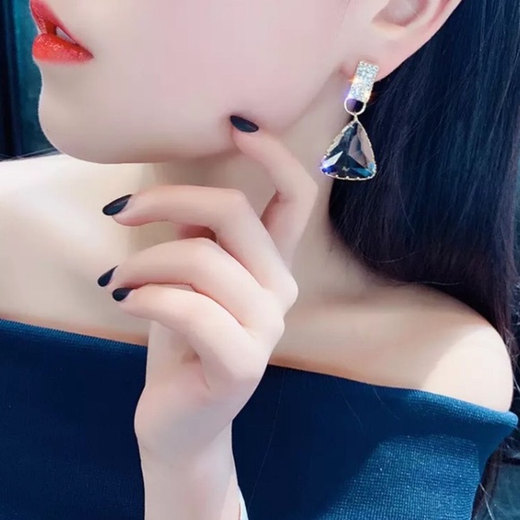 New! Clear Crystal Drop Statement Earrings - Picture 4 of 13